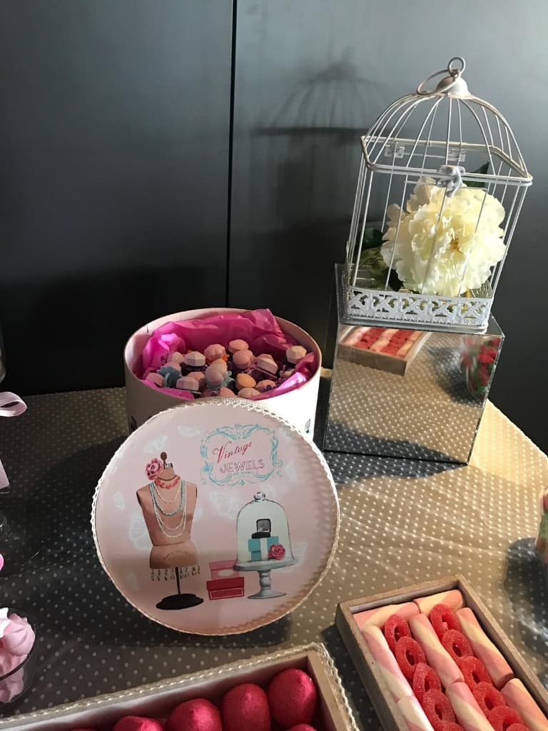 Jaula Decorativa Candy Bar Jaula decorativa blanca con flor y dulces vintage en un buffet de chuches para bodas