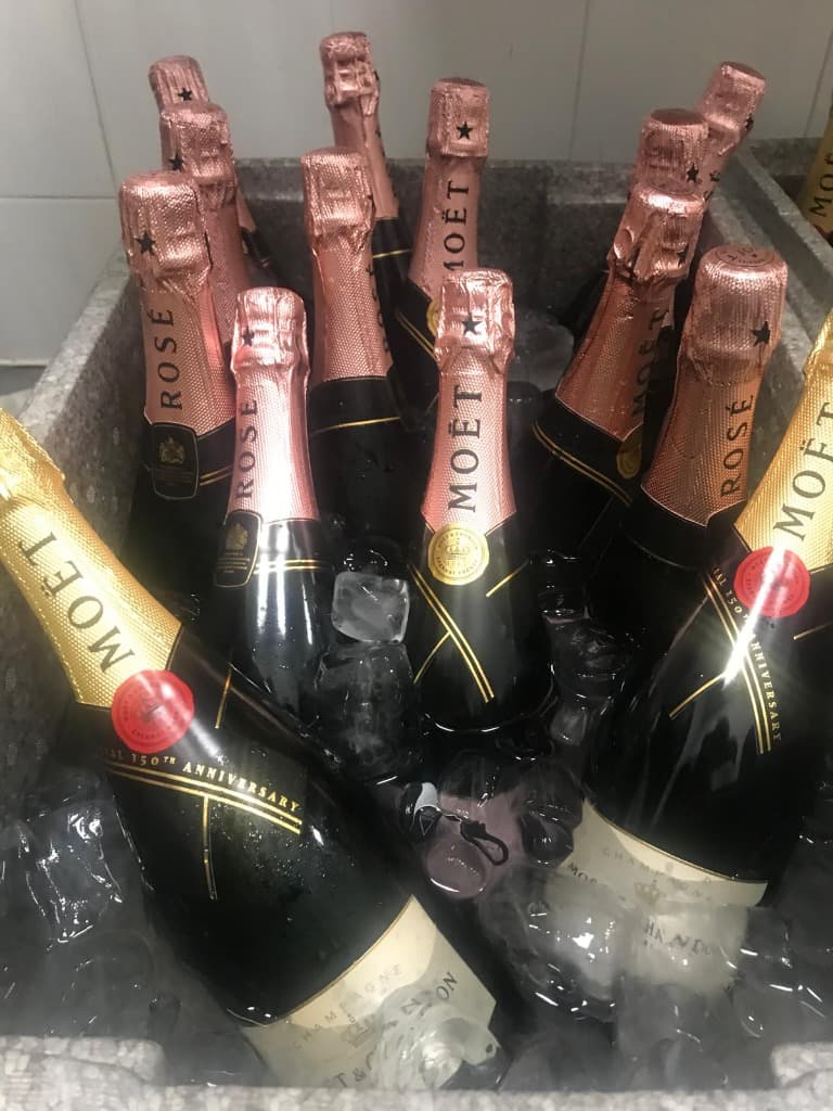 Champagne Moet Chandon Rose Boda Botellas de champagne Moët Chandon Rosé en cubitera de hielo para barra libre de bodas