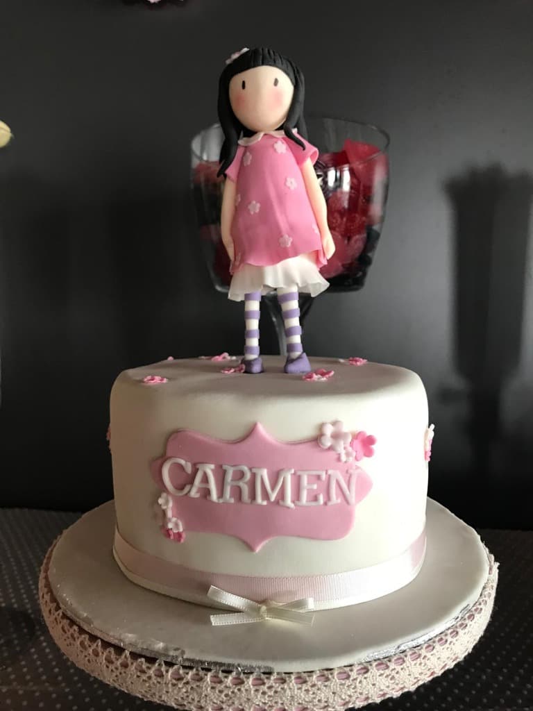 Tarta Comunion Gorjuss Carmen Tarta de primera comunión personalizada con muñequita Gorjuss de fondant para Carmen