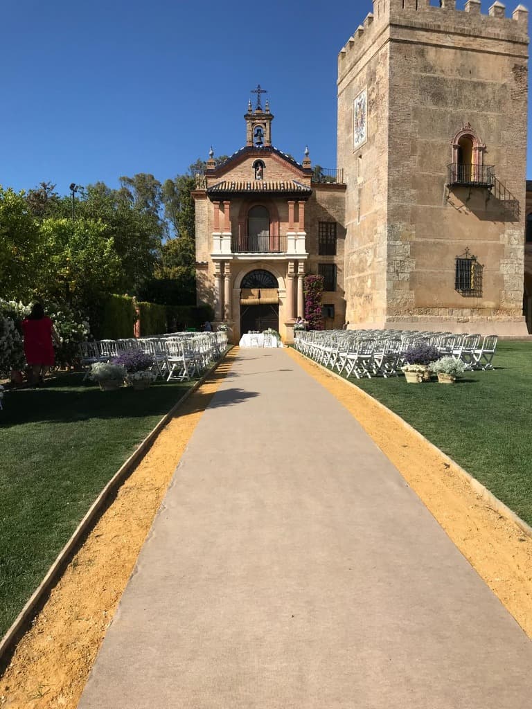 Altar Boda Civil Hacienda Altar de boda civil exterior decorado con alfombras y flores silvestres en hacienda andaluza