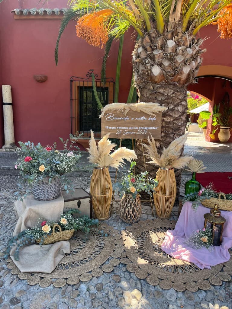 Cartel Bienvenida Boda Palmera Cartel rústico de bienvenida a boda bajo palmera con alfombras de yute y flores