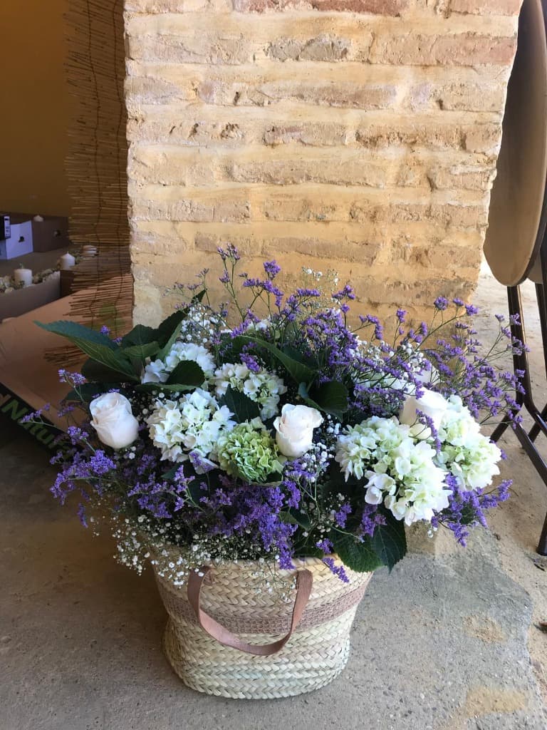 Cesta Rosas Flores Moradas Cesta con arreglo floral de rosas blancas y flores silvestres moradas y blancas para decoración de boda