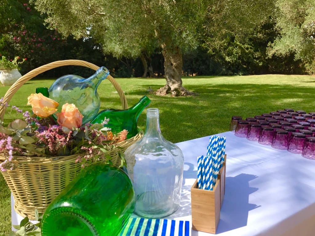 Decoracion Centro Mesa Damajuanas Detalle de centro de mesa con damajuanas de cristal verde y flores naturales en jardín de bodas