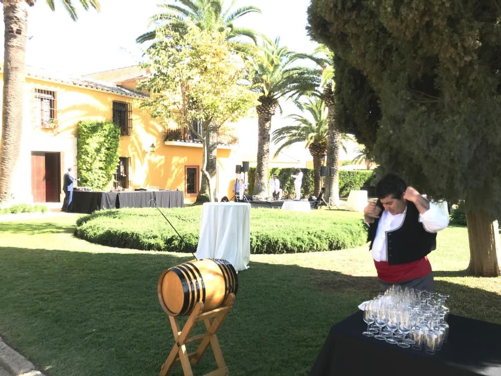 Estacion Venenciador Barril Estación de venencia de vino de Jerez y barril de madera decorativo en los jardines de la boda