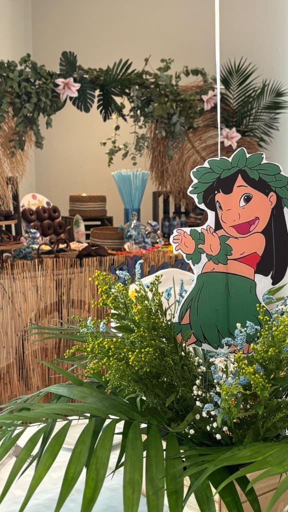 Mesa Dulce Lilo Hawaiana Detalle de silueta de Lilo hawaiana y flores exóticas en mesa dulce de comunión