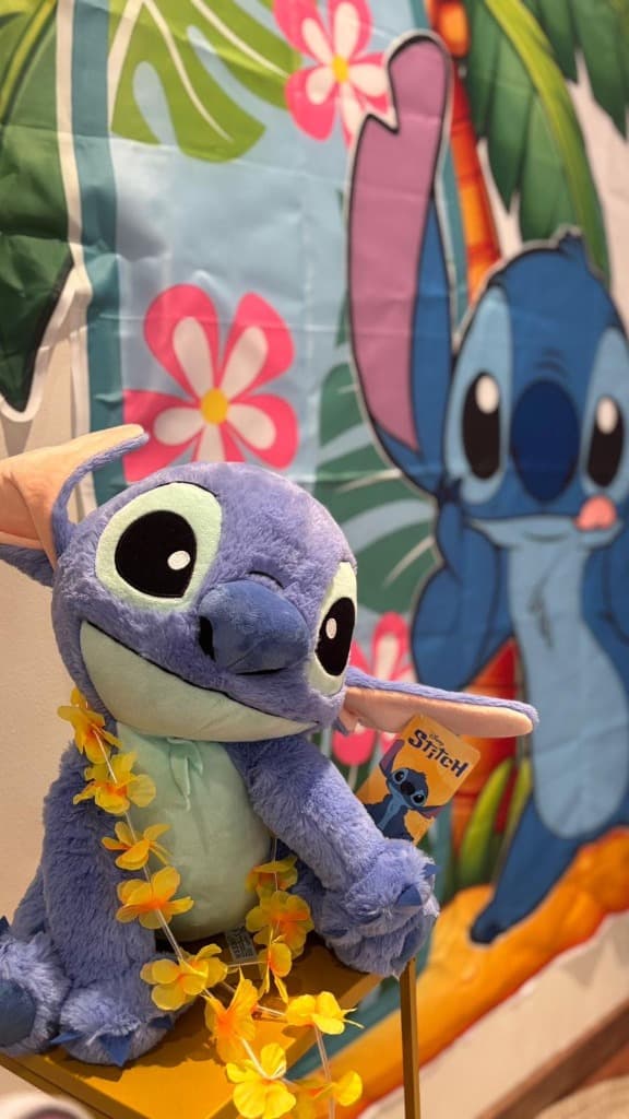 Mesa Firmas Stitch Peluche grande de Stitch y detalles decorativos en mesa de firmas de comunión