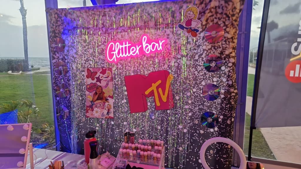 Glitter Bar MTV Photocall Photocall temático de glitter bar con neón rosa, estética MTV y Lizzie de los años 2000 para eventos