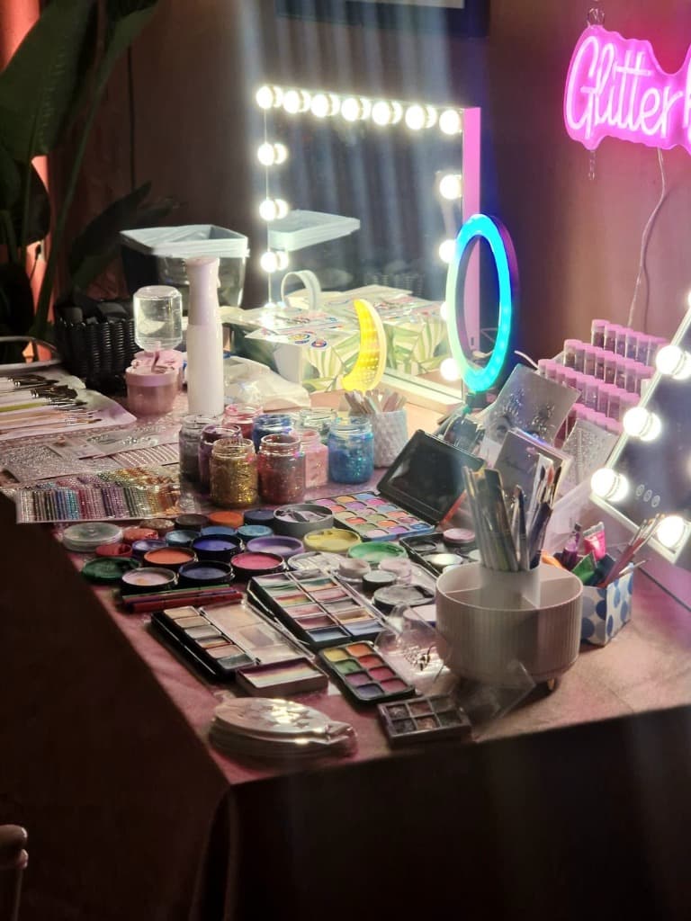 Glitter Bar Tocador Luces Servicio de glitter bar de diseño con luces de tocador profesionales, maquillaje artístico y purpurinas para bodas en Sevilla y Cádiz